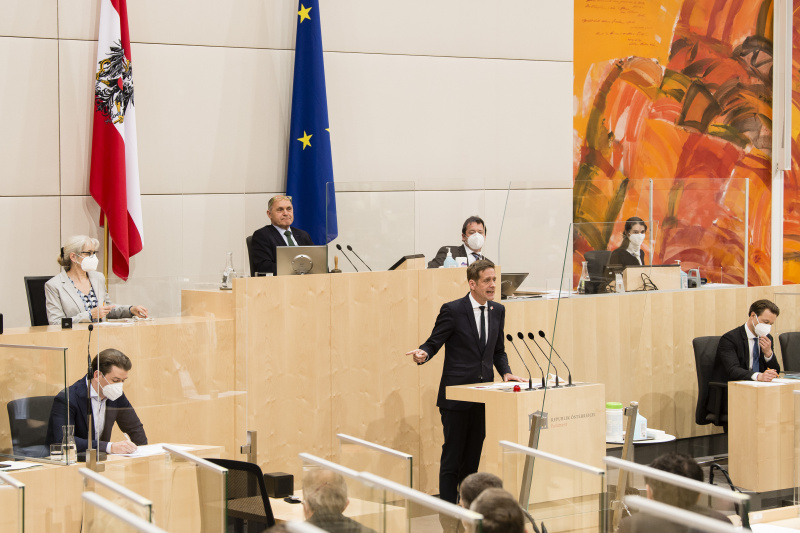 Am Rednerpult: Nationalratsabgeordneter Kai Jan Krainer (SPÖ). Auf der Regierungsbank links: Bundeskanzler Sebastian Kurz (ÖVP). Auf der Regierungsbank rechts: Finanzminister Gernot Blümel (ÖVP)