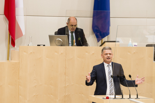 Am Rednerpult: Nationalratsabgeordneter Andreas Hanger (ÖVP). Am Präsidium: Nationalratspräsident Wolfgang Sobotka (ÖVP)