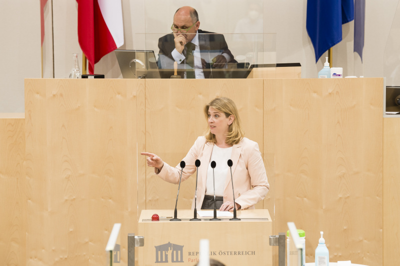 Am Rednerpult: Nationalratsabgeordnete Beate Meinl-Reisinger (NEOS).  Am Präsidium: Nationalratspräsident Wolfgang Sobotka (ÖVP)