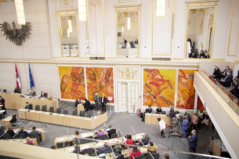 Teilnahme an der Eröffnung der Sondersitzung des Nationalrates am Balkon des Großen Redoutensaals. Präsident der Italienischen Abgeordnetenkammer Roberto Fico auf der Besuchergalerie