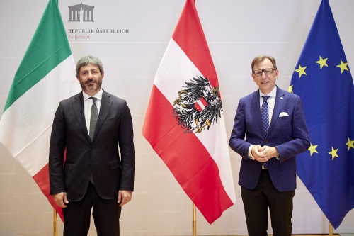 Fahnenfoto.  Von links: Präsident der Italienischen Abgeordnetenkammer Roberto Fico, Bundesratspräsident Christian Buchmann (ÖVP)