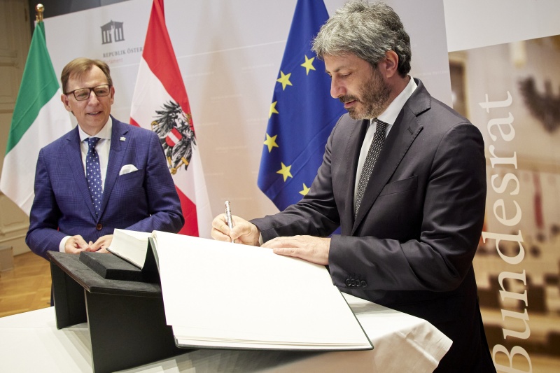 Von links: Bundesratspräsident Christian Buchmann (ÖVP), Präsident der Italienischen Abgeordnetenkammer Roberto Fico beim Gästebucheintrag