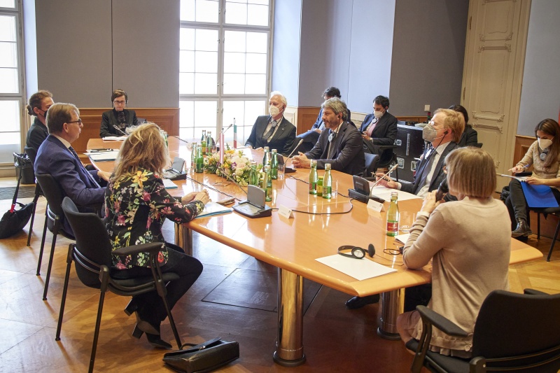 Aussprache. Linke Tischhälfte: Bundesratspräsident Christian Buchmann (ÖVP) (Mitte). Rechte Tischhälfte: Präsident der Italienischen Abgeordnetenkammer Roberto Fico