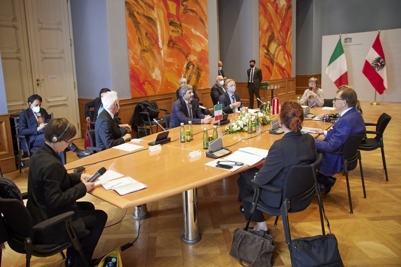 Aussprache. Linke Tischhälfte: Präsident der Italienischen Abgeordnetenkammer Roberto Fico (Mitte). Rechte Tischhälfte: Bundesratspräsident Christian Buchmann (ÖVP) (Mitte)