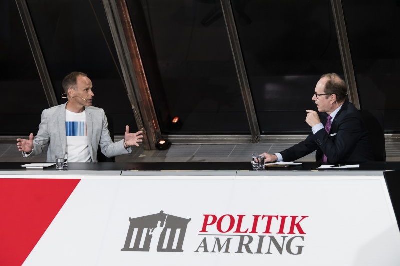 Am Podium von links: Meteorologe Marcus Wadsak, Moderator Gerald Groß