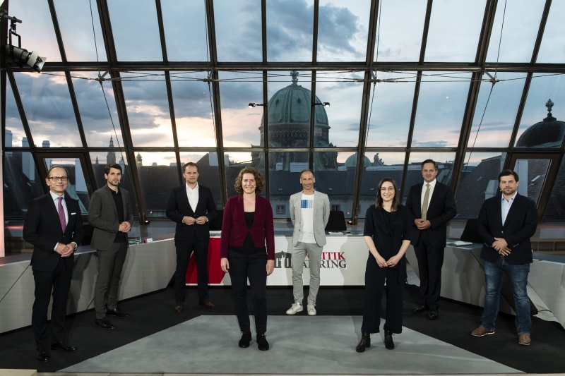 Von links: Moderator Gerald Groß, Nationalratsabgeordneter Lukas Hammer (GRÜNE), Nationalratsabgeordneter Walter Rauch (FPÖ), Sprecherin des Klimavolksbegehrens Katharina Rogenhofer,  Meteorologe Marcus Wadsak, Nationalratsabgeordnete Julia Herr (SPÖ), Nationalratsabgeordneter Johannes Schmuckenschlager (ÖVP), Nationalratsabgeordneter Michael Bernhard (NEOS)