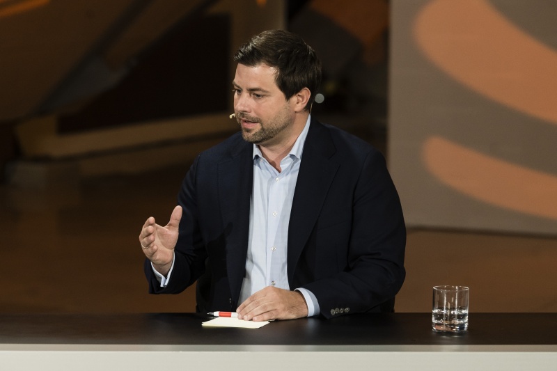 Am Podium: Nationalratsabgeordneter Michael Bernhard (NEOS)