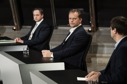 Am Podium von rechts: Nationalratsabgeordneter Walter Rauch (FPÖ), Nationalratsabgeordneter Johannes Schmuckenschlager (ÖVP)
