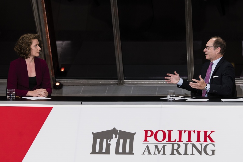Am Podium von links: Sprecherin des Klimavolksbegehrens Katharina Rogenhofer, Moderator Gerald Groß