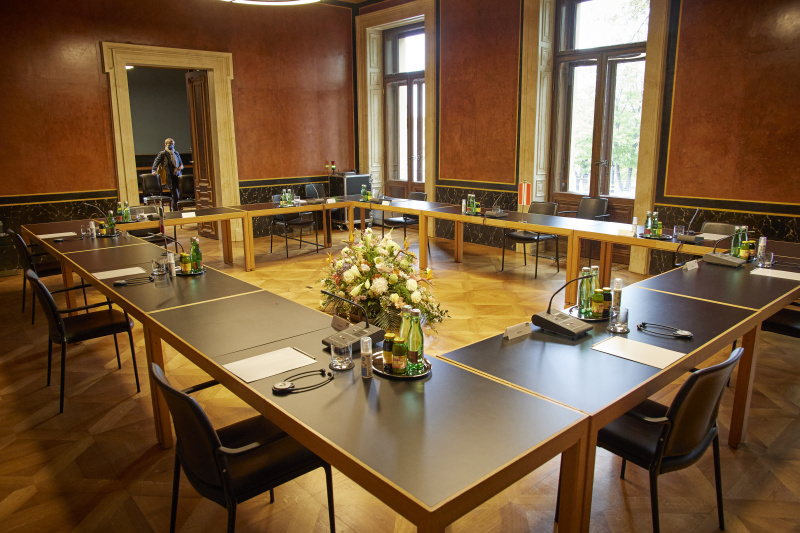Setfoto Arbeitsgespräch