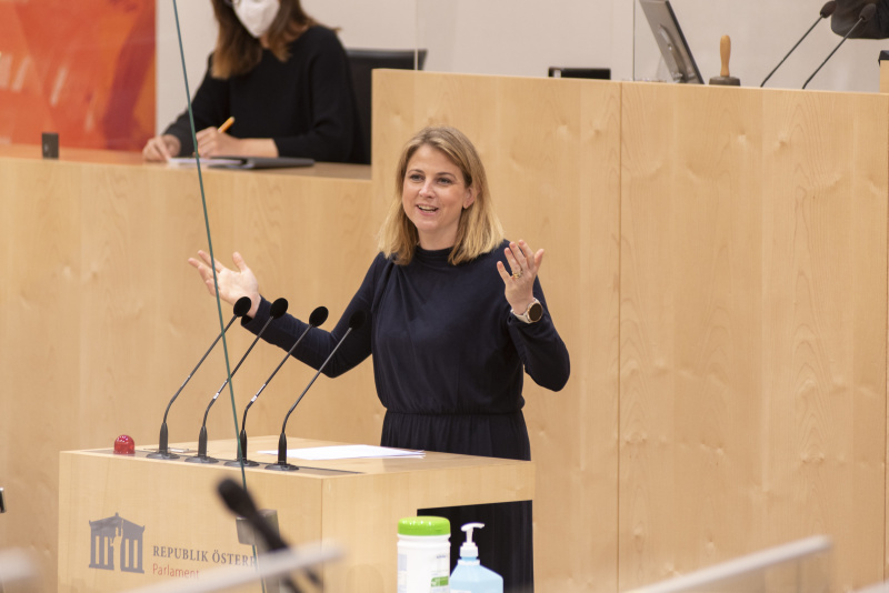 Nationalratsabgeordnete Beate Meinl-Reisinger (NEOS) am Rednerpult