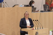 Nationalratsabgeordnete Martina Kaufmann (ÖVP) am Rednerpult