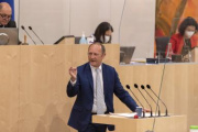 Nationalratsabgeordneter Axel Kassegger (FPÖ) am Rednerpult