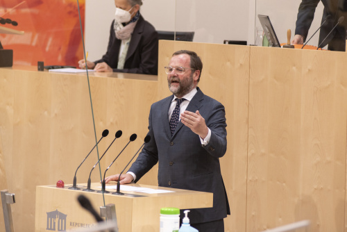 Nationalratsabgeordneter Josef Schellhorn (NEOS) am Rednerpult