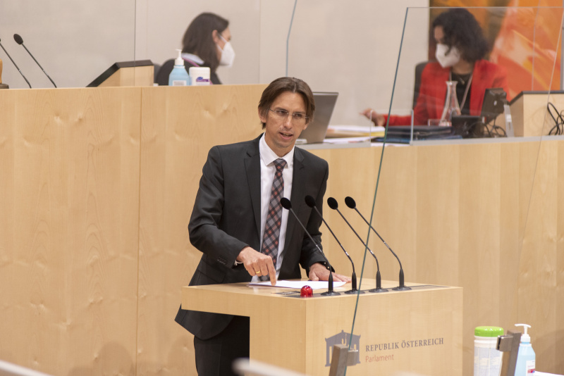 Nationalratsabgeordneter Joachim Schnabel (ÖVP) am Rednerpult