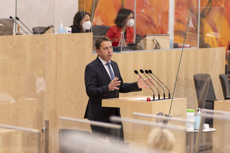 Nationalratsabgeordneter Erwin Angerer (FPÖ) am Rednerpult