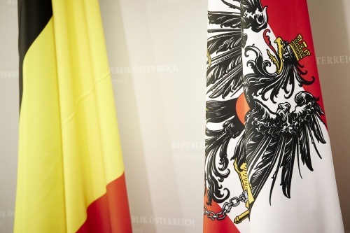 Fahnen von links: Fahne von Belgien, Fahne von Österreich