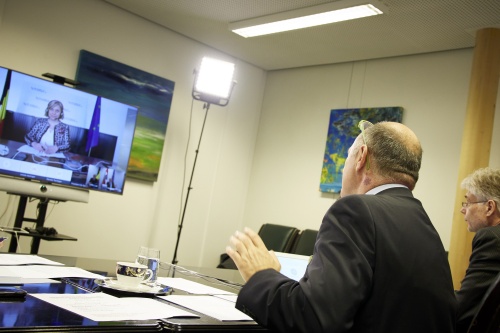 Von links: Nationalratspräsident Wolfgang Sobotka (ÖVP), Parlamentsdirektor Harald Dossi, online am Monitor: Präsidentin der belgischen Abgeordnetenkammer Eliane Tillieux