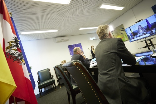 Von links: Nationalratspräsident Wolfgang Sobotka (ÖVP), Parlamentsdirektor Harald Dossi, online am Monitor: Präsidentin der belgischen Abgeordnetenkammer Eliane Tillieux
