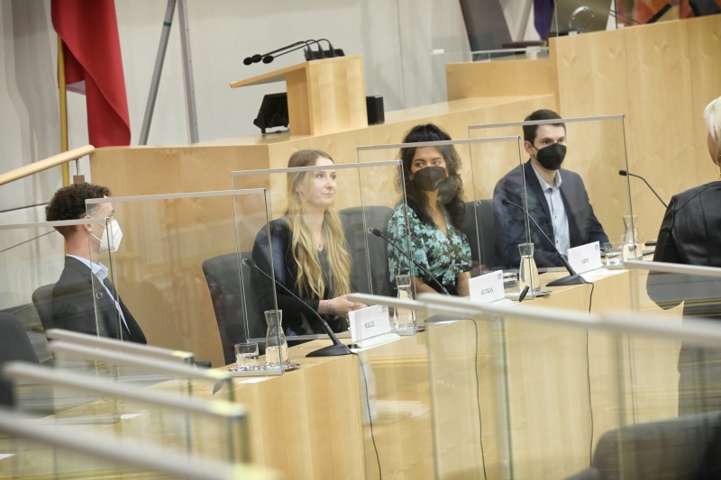 TeilnehmerInnen des Jugend Videobewerbs im Gespräch