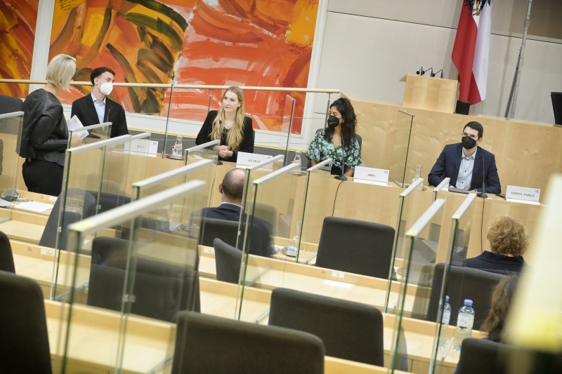 TeilnehmerInnen des Jugend Videobewerbs im Gespräch