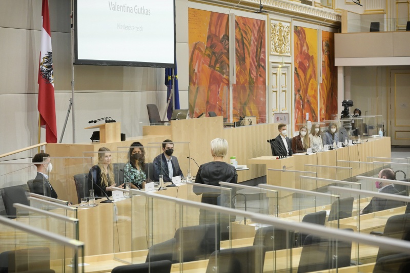 TeilnehmerInnen des Jugend Videobewerbs im Gespräch