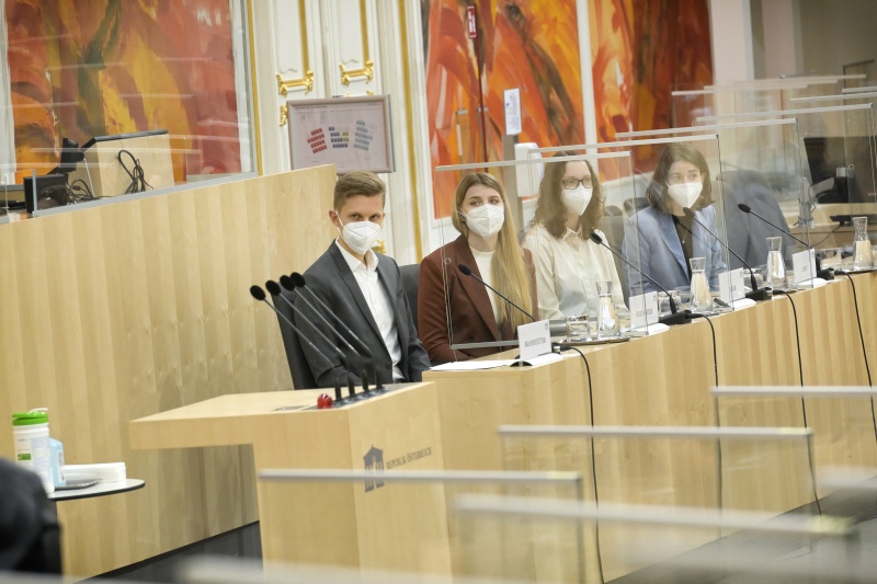 TeilnehmerInnen des Jugend Videobewerbs im Gespräch