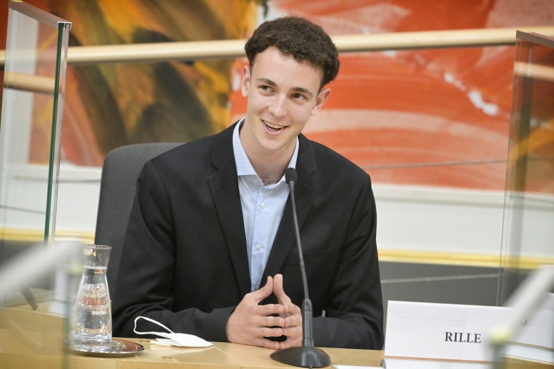 TeilnehmerInnen des Jugend Videobewerbs im Gespräch