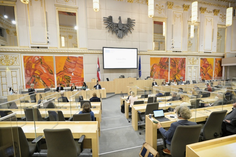 TeilnehmerInnen des Jugend Videobewerbs im Gespräch