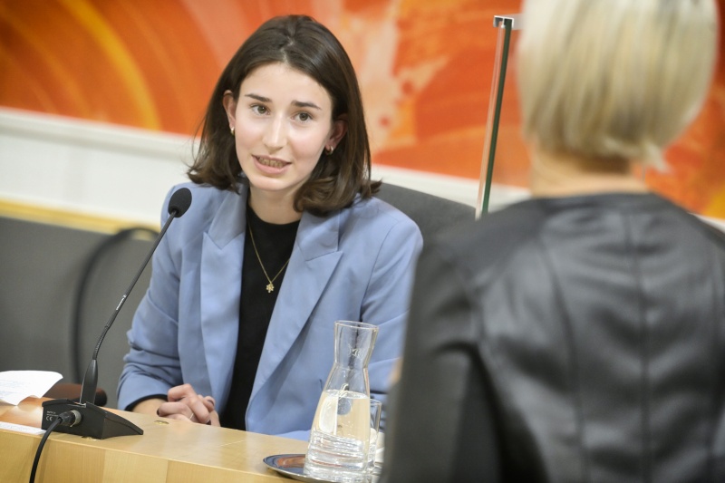 TeilnehmerInnen des Jugend Videobewerbs im Gespräch