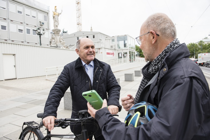 Passathon Geschäftsführer Günter Lang erklärt Nationalratspräsident Wolfgang Sobotka (ÖVP) die App