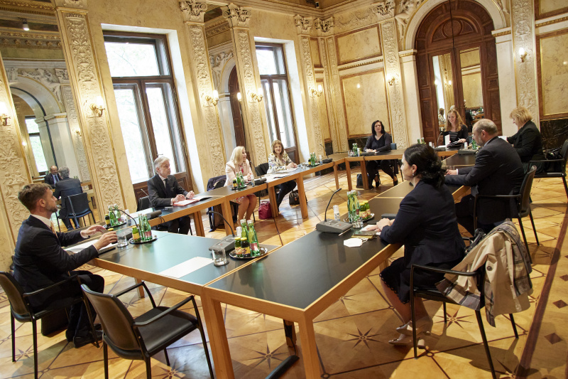 Aussprache, Linke Seite: Zweiter von links Parlamentsdirektor Harald Dossi, Vizepräsidentin des Bundesrates Doris Hahn (SPÖ), rechte Seite: Präsident des slowenischen Staatsrates Alojz Kovšca (Mitte)