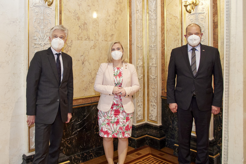 Von links: Parlamentsdirektor Harald Dossi, Vizepräsidentin des Bundesrates Doris Hahn (SPÖ), Präsident des slowenischen Staatsrates Alojz Kovšca