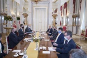 Aussprache zwischen Nationalratspräsident Wolfgang Sobotka (ÖVP) (links) und dem Ungarischen Staatspräsidenten János Áder (2. von rechts)