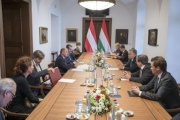 Aussprache zwischen Nationalratspräsident Wolfgang Sobotka (ÖVP)(4. von links) und dem Ungarischen Ministerpräsidenten Viktor Orbán (3. von rechts)