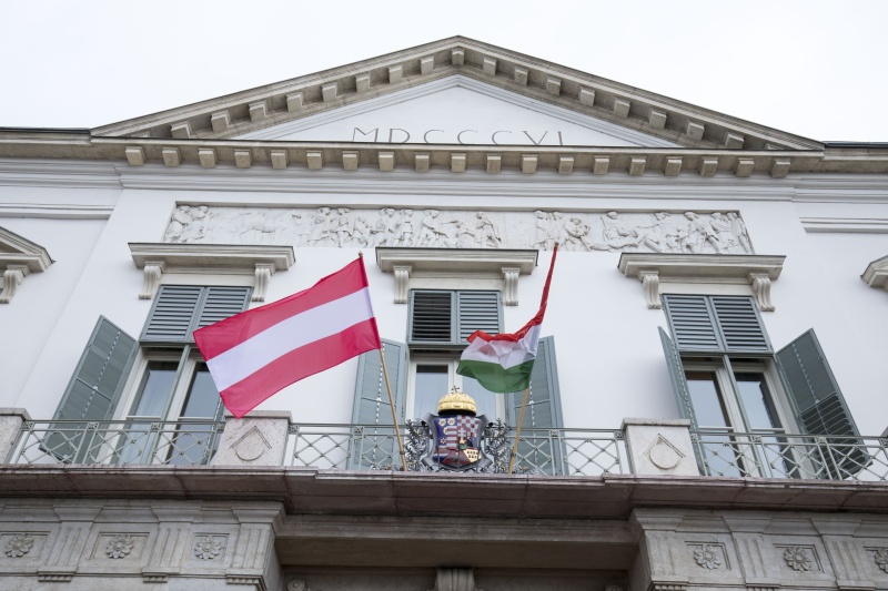 Fahnen von Österreich und Ungarn