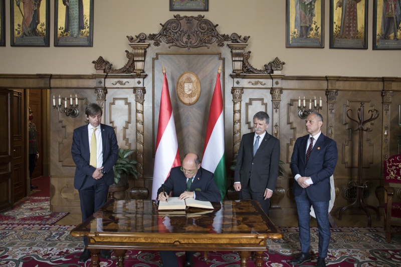 Nationalratspräsident Wolfgang Sobotka (ÖVP) beim Eintrag in das Gästebuch