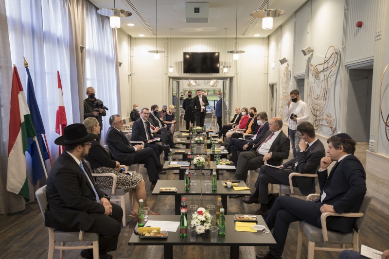 Aussprachache zwischen Nationalratspräsident Wolfgang Sobotka (ÖVP)(3. von rechts) und dem Präsidenten des Zentralverband der Jüdischen Gemeinden Ungarns András Heisler (3. von links)