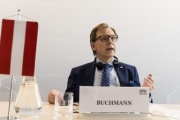Bundesratspräsident Christian Buchmann (ÖVP) bei seiner Rede zu den Regierungsvertretern