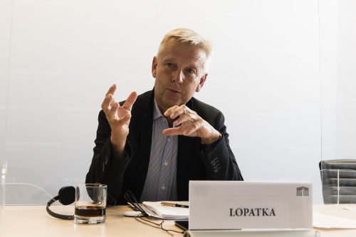 Nationalratsabgeordneter Reinhold Lopatka (ÖVP) bei seiner Rede zu den Regierungsvertretern