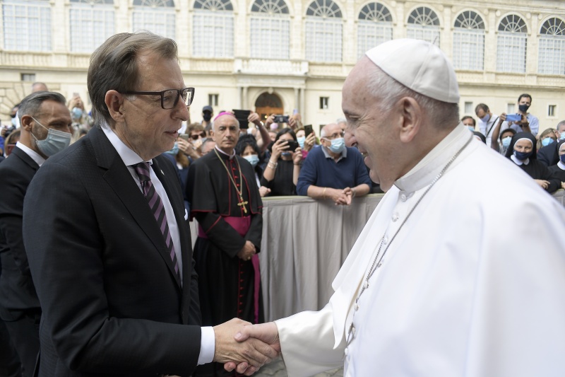 Audienz bei Papst Franziskus im Damasushof  im Vatikan - Bundesratspräsident Christian Buchmann (ÖVP)