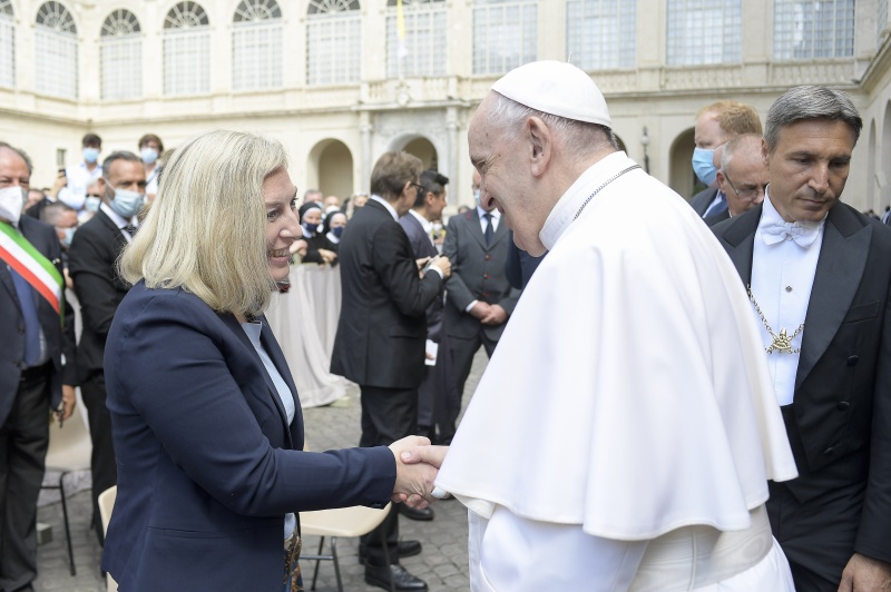 Audienz bei Papst Franziskus  im Damasushof  im Vatikan - Bundesratsvizepräsidentin Doris Hahn (SPÖ)