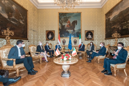 Aussprache mit dem Präsidenten der Italienischen Abgeordnetenkammer Roberto Fico (Mitte rechts)  und Bundesratspräsident Christian Buchmann (ÖVP) (Mitte - links)