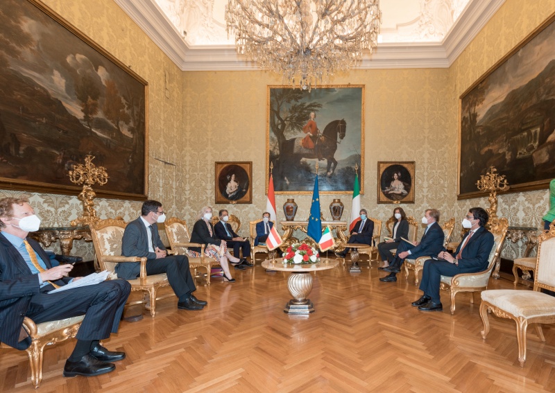 Aussprache mit dem Präsidenten der Italienischen Abgeordnetenkammer Roberto Fico (Mitte rechts)  und Bundesratspräsident Christian Buchmann (ÖVP) (Mitte - links)
