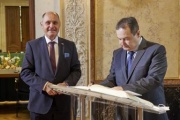Von links: Nationalratspräsident Wolfgang Sobotka (ÖVP), Serbische Parlamentspräsident Ivica Dačić beim Gästebucheintrag