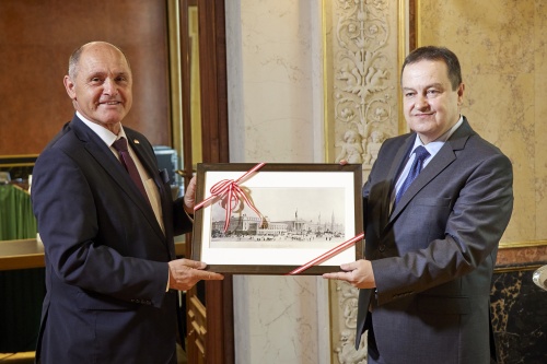 Übergabe eines Gastgeschenkes. Von links: Nationalratspräsident Wolfgang Sobotka (ÖVP), Serbische Parlamentspräsident Ivica Dačić