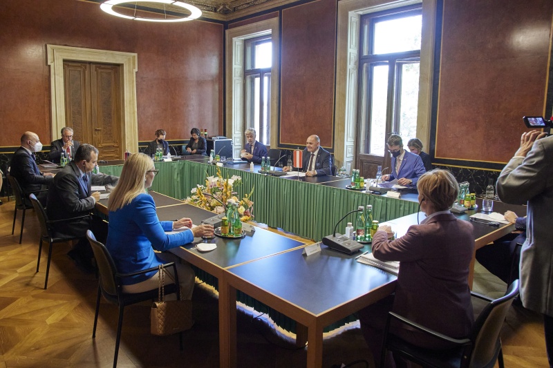 Aussprache. Rechte Tischhälfte Österreichische Delegation: Nationalratspräsident Wolfgang Sobotka (ÖVP) (Mitte). Linke Tischhälfte Serbische Delegation: Serbischen Parlamentspräsident Ivica Dačić (Mitte)