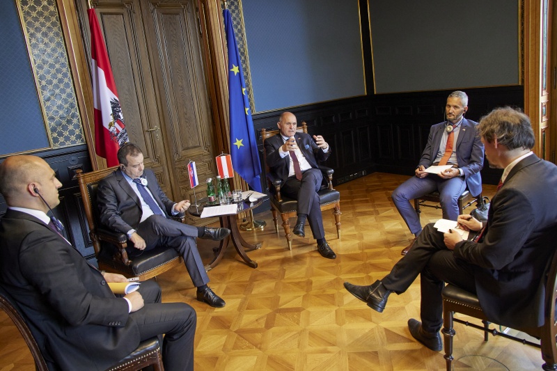 Exklusives Doppelinterview der Präsidenten mit einem Medienvertreter der Austrian Press Agency (APA). Von rechts: Nationalratspräsident Wolfgang Sobotka (ÖVP), Serbische Parlamentspräsident Ivica Dačić