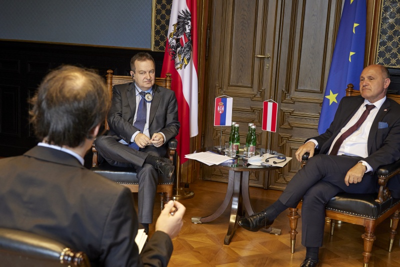 Exklusives Doppelinterview der Präsidenten mit einem Medienvertreter der Austrian Press Agency (APA). Von rechts: Nationalratspräsident Wolfgang Sobotka (ÖVP), Serbische Parlamentspräsident Ivica Dačić