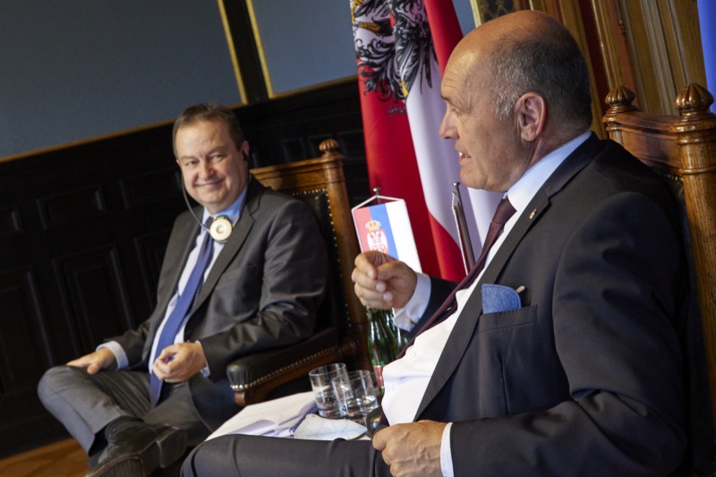 Exklusives Doppelinterview der Präsidenten mit einem Medienvertreter der Austrian Press Agency (APA). Von rechts: Nationalratspräsident Wolfgang Sobotka (ÖVP), Serbische Parlamentspräsident Ivica Dačić